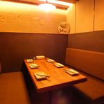 ワイン食堂コモン - つめて座ると６名座れる　ゆったりと広めのＢＯＸ席