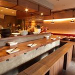 ワイン食堂コモン - 木の暖かみを感じる店内　カウンター席