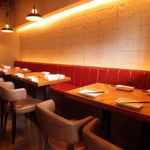 ワイン食堂コモン - 最大１８名座れるソファー席