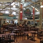 Banzaan Fresh Market Food Court - 昼間の店内は、人もまばらです。