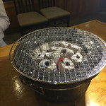 Horumon Yakiniku Shiawaseya - 炭火で焼きます