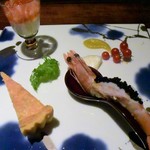 フレンチ割烹 宿 - 前菜は天使の海老キャビア添え・フォアグラのキッシュ・蕪のブランマンジェ・サーモンといくらのマリネ・マイクロトマト、素敵♪