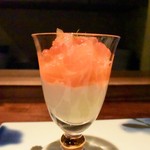 フレンチ割烹 宿 - 見た目も麗しい、サーモンといくらのマリネの下には蕪のブランマンジェ～～、じぇじぇじぇ！