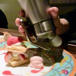 フレンチ割烹 宿 - イチゴのミルフィーユ。ピンクのエスプーマは、なんとグァバだった♪