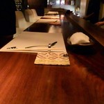 フレンチ割烹 宿 - 落ち着いた雰囲気の店内、料理のプロセスが見えるカウンター席は特等席だね