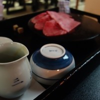 三嶋亭 本店 - 砂糖と割下、そして奥に控えるサーロイン