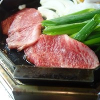 三嶋亭 本店 - サーロインを焼いているところ