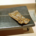 すし匠 齋藤 - さわらの味付けに使った昆布を炙って作ったスナック