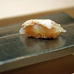 すし匠 齋藤 - カワハギの握り、軽くスモークした肝を載せて...