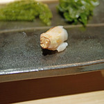 すし匠 齋藤 - 鮃の肝を中にくるんだスモークした鮃