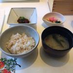 ラ メゾン ヒトトキ - 五穀御飯、小鉢、お味噌汁、香の物