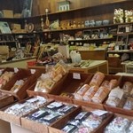 まるせんや - 店内にはたくさんのお土産が売られています