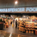 Marks & Spencer - お店看板。ここから振り向くとずばりライバルが・・・