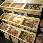 Marks & Spencer - 寿司ネタケースを思わせる木箱に入ったパンたち