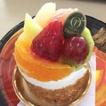 新宿高野 - フルーツたっぷりのケーキ♡
            スポンジがふわふわでした‼︎