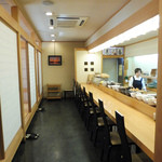 日本料理 鯛 - 左は座敷、右はカウンター