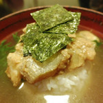 胡麻ダレにつけた厚めの鯛が乗っている