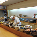 Nihon Ryouri Tai - カウンターには、炊き合わせなどお料理が並ぶ