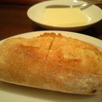 ビストロ ラ・ターシュ・ド・ルージュ - パンとたっぷりのバター