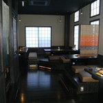 肉工房 初栄 - 入口から店内を見た感じ