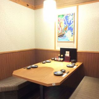 落ち着いた雰囲気の店内。人数などに合わせてさまざまなお席をご用意しております♪