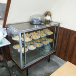 みどり屋 - 開店すぐはいなりすしとチラシすしこんなに並んでるんですね。