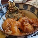 Teuchi Soba Yamaizumi - ころっとした芝海老が３匹と、大葉の天ぷらの丼