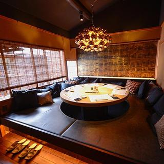 A private room with a table recommended for entertaining, a private room with a round table where you can relax.