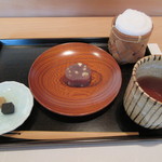 江戸前鮨 二鶴 - 上品な甘さの自家製【カシューナッツ入り蒸し羊羹】と【胡麻羊羹】
      