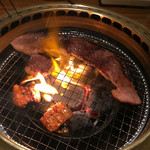 焼肉家和 - ドラゴンカルビは、炙って自分でカットします。