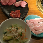 焼肉家和 - 和サラダ（3皿に取り分けて提供）680円・牛たんづくし 1,980円・トントロ塩焼き 680円。