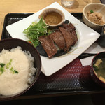 大戸屋　ごはん処 - 今日は、久しぶりに定食が食べたいと思いきました。牛たんが、思いの他柔らかくボリュームがあって満足です。つけダレがピリ辛で、ちょっと私としては、さっぱりダレもあったら、いいなぁと〜!?
