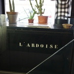 L'Ardoise - 入口横の地下トイレ階段