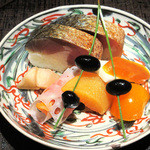 竹ざき - 2】八寸:炙り鯖寿司 サーモン蓮根巻 数の子 からすみ 金柑 黒豆(2015.12月)