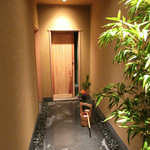 竹ざき - このアプローチを抜けると吹き抜けのエントランス(2015.12月)