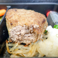 肉の匠 将泰庵 - 箸で割ってみました