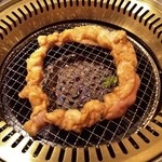 京都ホルモン 梅しん - 丸くして焼く！！途中で自分好みの大きさにハサミで切って食べる～♪(^o^)丿