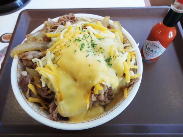 三種 の チーズ 牛 丼