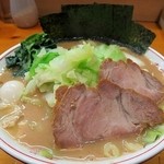 麺家一族 - ラーメン、味濃いめ、キャベツ