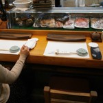 寿司栄 - カウンター、ねた前