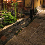 萬治郎 - 入店前から打ち水も原因か？