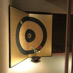 竹ざき - 立派な屏風がお出迎え。この右手がカウンター(2015.12月)