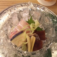 露庵 菊乃井 木屋町店 - 造り（昆布〆にして皮目を炙った太刀魚、ポン酢ゼリー、鯛、水茄子、黄ニラの酢漬け）