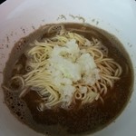 煮干乱舞 - 中華そば 500円 ver.2.1(丸鶏・背黒・かえり・鯛煮干・昆布)　ひとくちめ、ガツンと煮干がくるけどその後すっきりまろやかほんのり甘みも。　