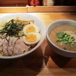 池袋ラーメン 萩屋 - 得盛りつけ麺（チャーシュー、海苔増し、味玉入り）