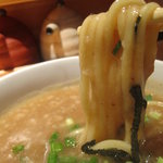 池袋ラーメン 萩屋 - 麺はタピオカ入りの極太麺