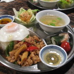 ペパカフェ・フォレスト - 鶏ひき肉ﾊﾞｼﾞﾙ炒め定食