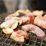 Shibadaimon kato - 2016.1 豚ホルモンを炭火の七輪で焼きます