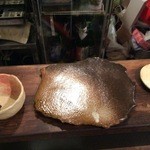 Usagi Goya - 実は玉ちゃん、陶芸が趣味だそうで、こんないい感じの器も焼いています。絵柄だったり、裏の台の部分だったり。