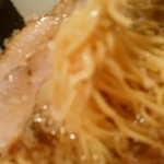 きくちひろき - 【2016.1.7(木)】中間醤油(背油少々・並盛・150g)750円の麺